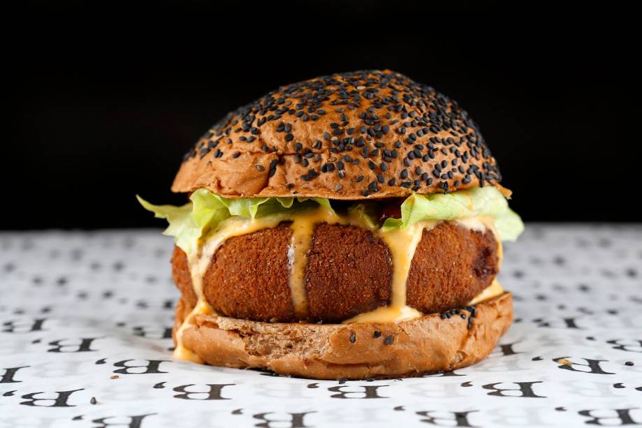 Carne à milanesa, molho de cheddar, alface americana, catchup de manjericão e pão de cacau: uma das receitas Carne à milanesa, molho de cheddar, alface americana, catchup de manjericão e pão de cacau: uma das receitas