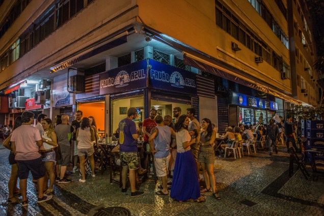 Pav&atilde;o azul: Pataniscas de bacalhau, chope e caf&eacute; bem em frente &agrave; 12 DP, em Copacabana