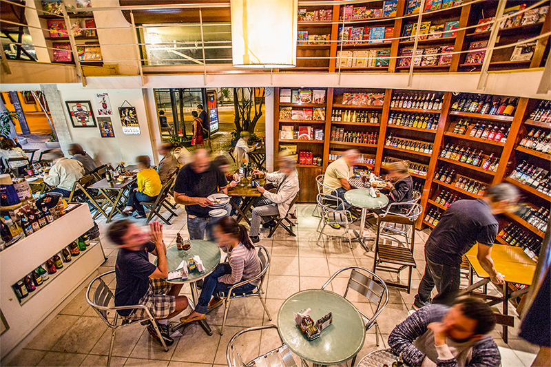 Salão do Assis Garrafaria expõe rótulos da casa