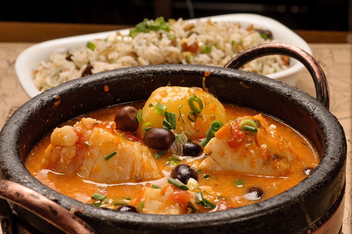 Caçarola de bacalhau servida com arroz de passas e castanhas: receita do Barsa