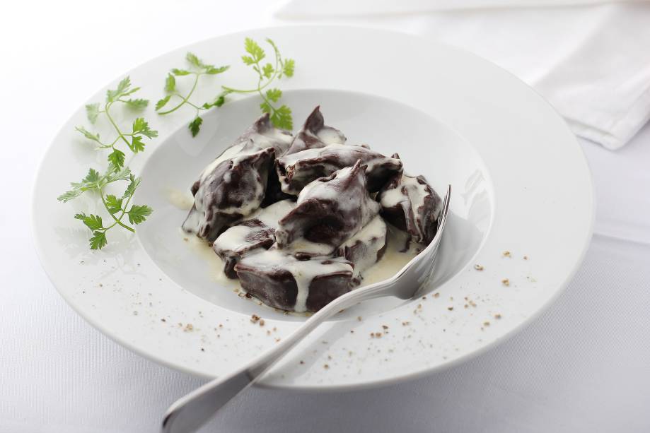 Massa de chocolate: recheada de três carnes e coberta por molho de gorgonzola