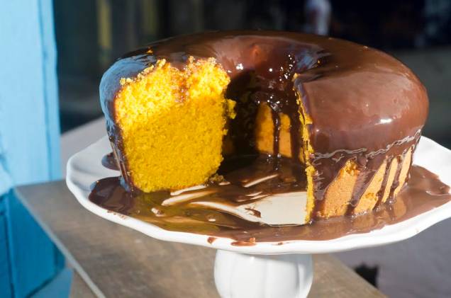Bolo de cenoura com calda de chocolate Bolo de cenoura com calda de chocolate