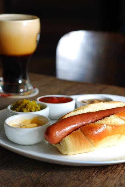 Cachorro quente do Informal: molhos em potinhos separados Cachorro quente do Informal: molhos em potinhos separados