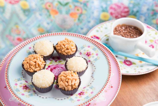 Brigadeiros de doce de leite com flor de sal e de grana padano, além da panelinha de chocolate belga: tentações Brigadeiros de doce de leite com flor de sal e de grana padano, além da panelinha de chocolate belga: tentações
