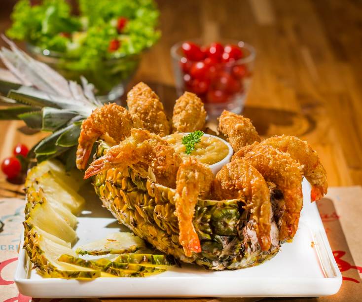 Camarão empanados em raspas de coco e chutney de abacaxi Camarão empanados em raspas de coco e chutney de abacaxi