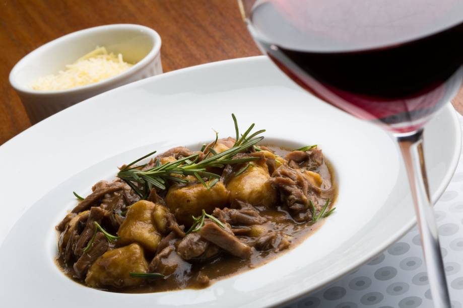 Nhoque de batata baroa com ragú de javali Nhoque de batata baroa com ragú de javali