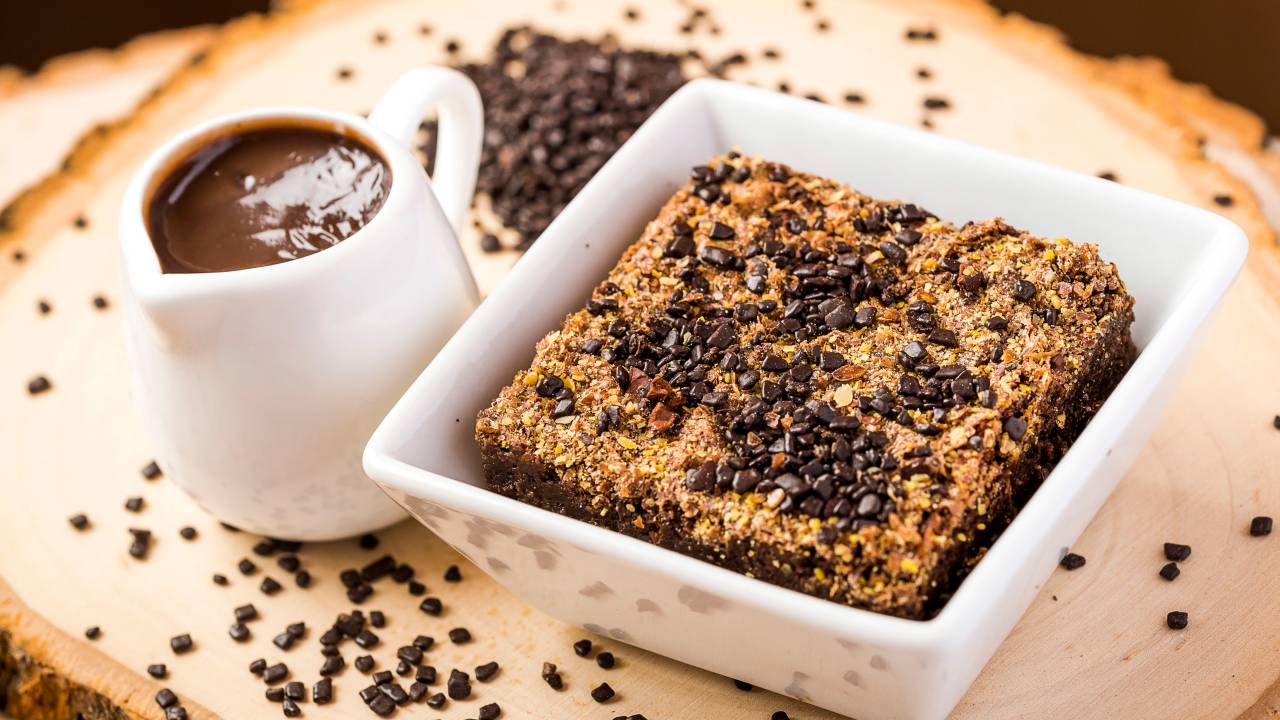 comidinhas-abre-sem-cotacao-carolina-sales-fit-brownie-funcional-de-cacau-com-linhaca-com-calda-qu.jpeg