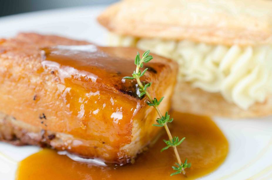 Barriga de porco com folheado de batata doce: prato do Cota 200 Barriga de porco com folheado de batata doce: prato do Cota 200