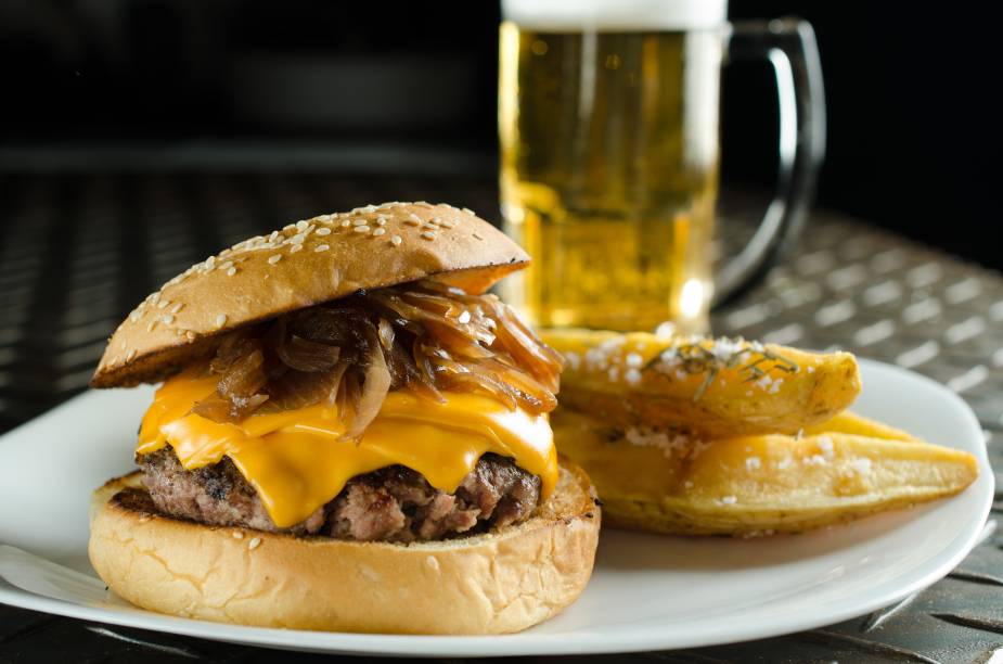 Burger e fritas rústicas: novo pub em Botafogo Burger e fritas rústicas: novo pub em Botafogo