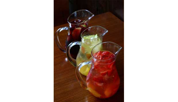 No especializado na cozinha espanhola, faz sucesso a sangria água de valência. Leva, entre outros ingredientes, espumante e suco de laranja No especializado na cozinha espanhola, faz sucesso a sangria água de valência. Leva, entre outros ingredientes, espumante e suco de laranja