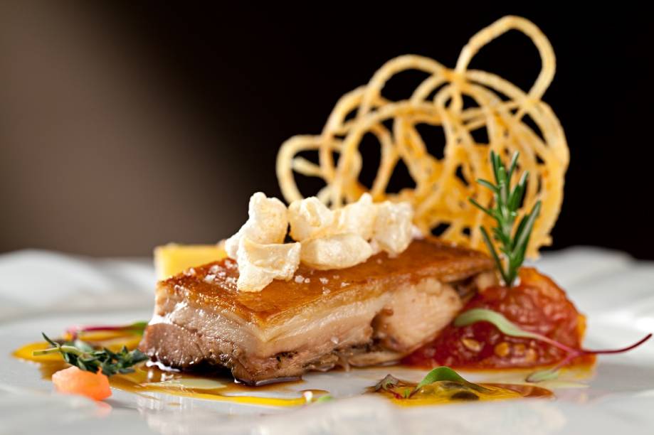 Leitão em baixa temperatura: destaque na ala principal Leitão em baixa temperatura: destaque na ala principal