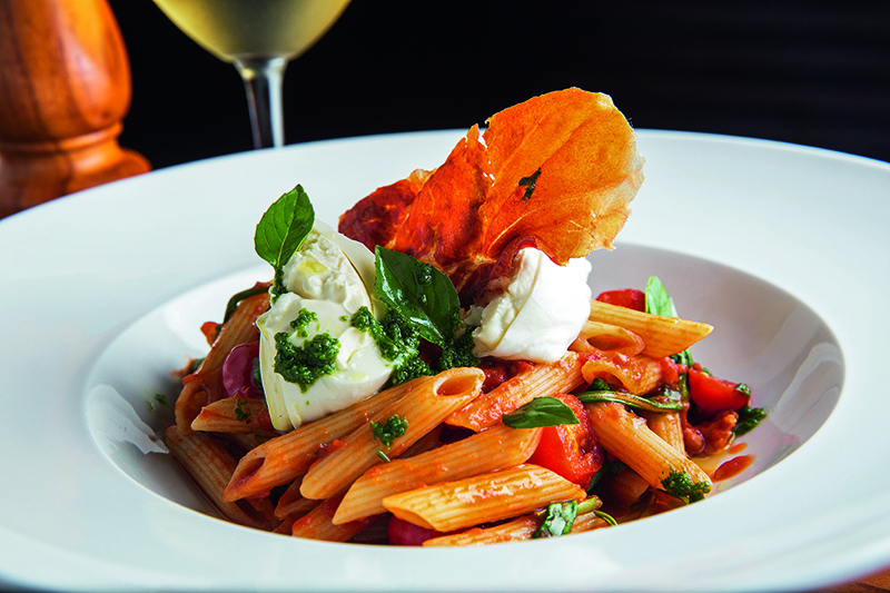 Penne della nonna, com molho de tomate fresco, burrata, presunto cru e manjericão