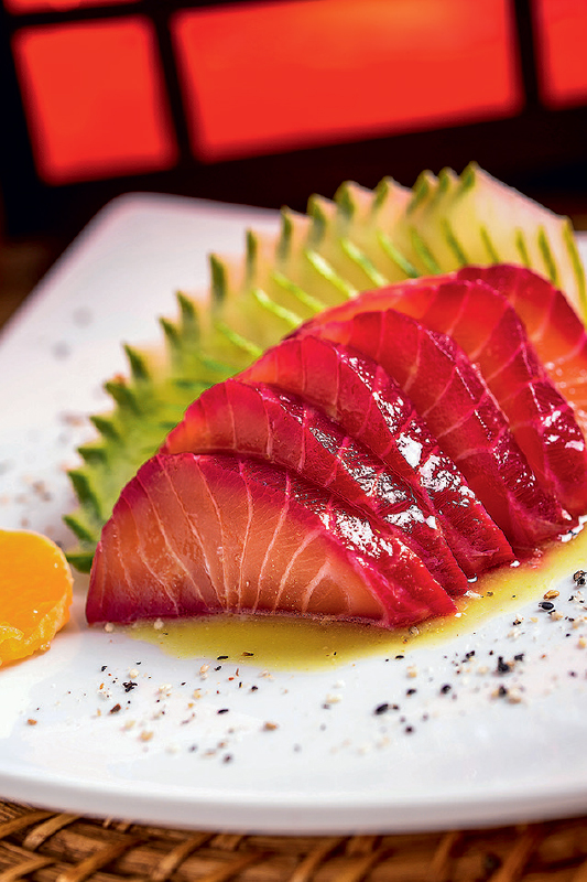 Salmão curado em beterraba ao molho cítrico de tangerina Salmão curado em beterraba ao molho cítrico de tangerina