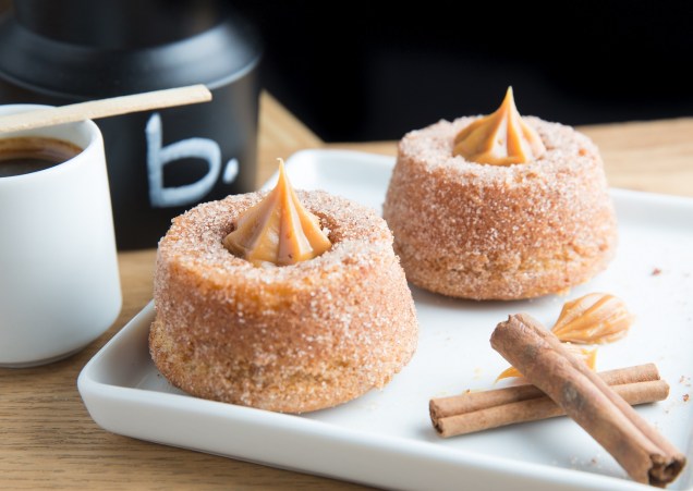 Bolo de churros com doce de leite versão míni Bolo de churros com doce de leite versão míni