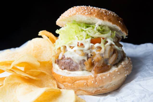 El burger (R$ 24,00): alcatra, fraldinha e gordura suína, mussarela, salada e molho El burger (R$ 24,00): alcatra, fraldinha e gordura suína, mussarela, salada e molho