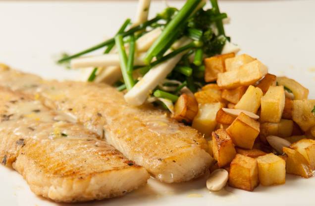 Linguado grelhado ao molho de limão-siciliano, espaguete de palmito pupunha, nirá e batata sautée com amêndoas Linguado grelhado ao molho de limão-siciliano, espaguete de palmito pupunha, nirá e batata sautée com amêndoas