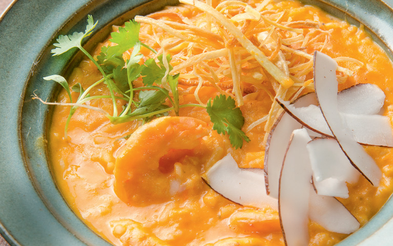 Arroz de camarão, aipim palha e coco fresco (R$ 65,00): releitura do bobó Arroz de camarão, aipim palha e coco fresco (R$ 65,00): releitura do bobó