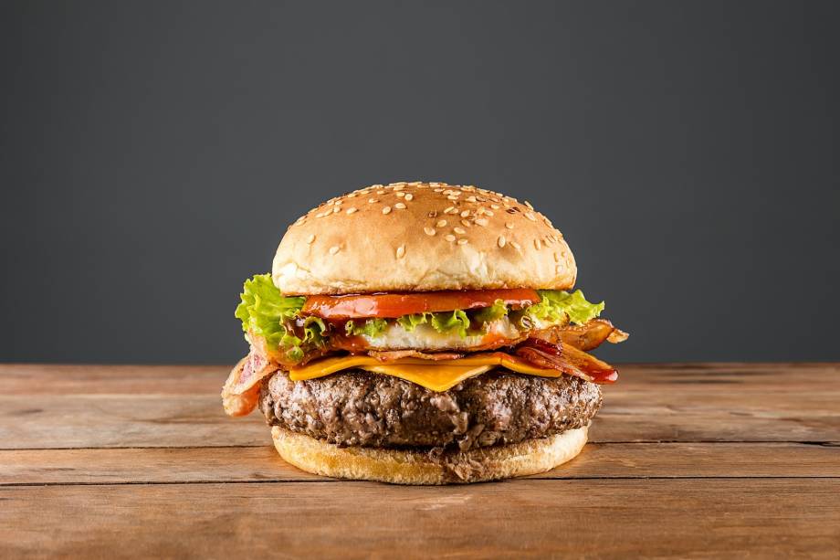 Mad max: carne bovina, cheddar, bacon, ovo, alface, tomate e geleia caseira de pimenta‑vermelha. Mad max: carne bovina, cheddar, bacon, ovo, alface, tomate e geleia caseira de pimenta‑vermelha.