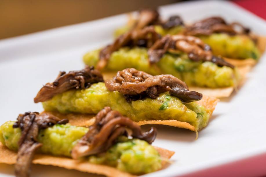 Casquinha de Harumaki com Shimeji e Creme de Guacamole média Casquinha de Harumaki com Shimeji e Creme de Guacamole média