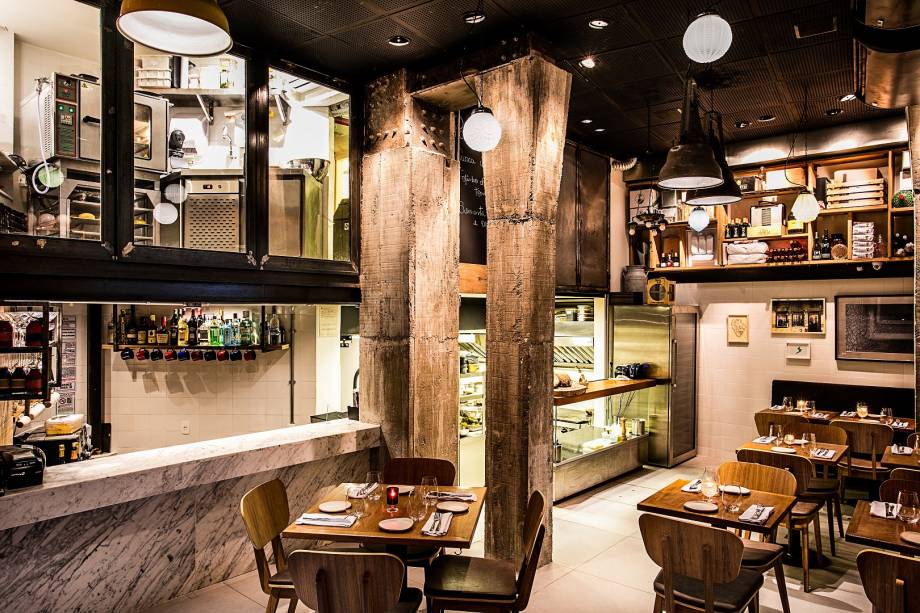 O ambiente lembra o de um armazém O ambiente lembra o de um armazém