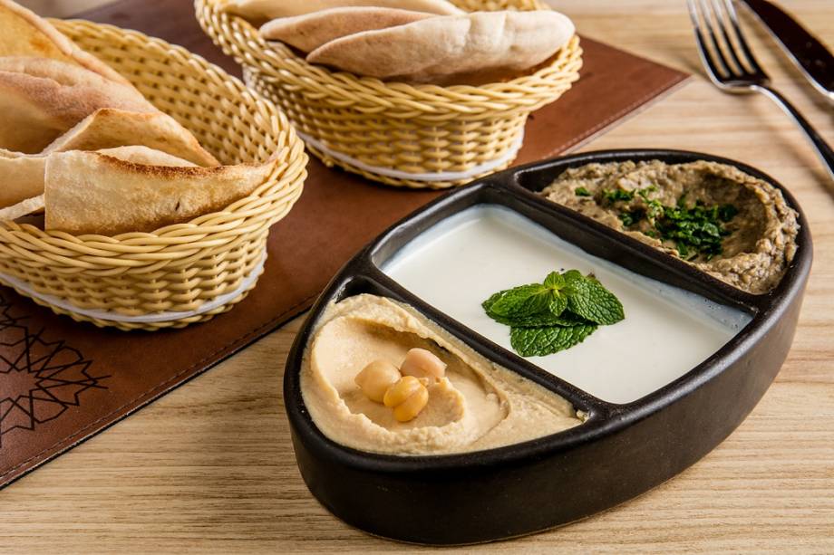 O mezze reúne pastas de grão-de-bico e de berinjela, além de coalhada