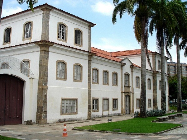 No antigo Arsenal da Marinha, no Centro, o corpo do inconfidente Tiradentes foi esquartejado em uma das celas do calabouço local.