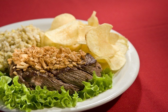 Consagrado pelo filé à oswaldo aranha, era frequentado pelo próprio na época em que o Rio concentrava o poder político do país Consagrado pelo filé à oswaldo aranha, era frequentado pelo próprio na época em que o Rio concentrava o poder político do país