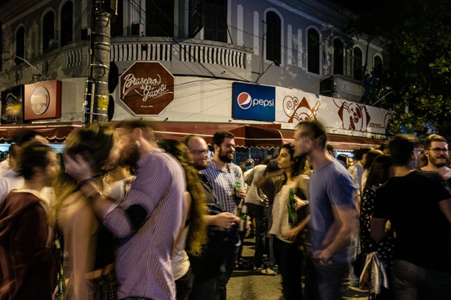 Nais noites de quarta e quinta, a calçada ferve e a azaração é regada a chope sempre gelado Nais noites de quarta e quinta, a calçada ferve e a azaração é regada a chope sempre gelado