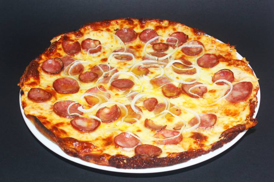 Calabresa é um dos sabores mais pedidos na Pizzaria Guanabara Calabresa é um dos sabores mais pedidos na Pizzaria Guanabara