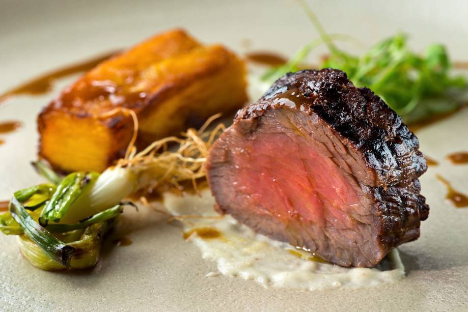 Mignon curado com gratinado de batata-baroa e pirão de queijo Mignon curado com gratinado de batata-baroa e pirão de queijo