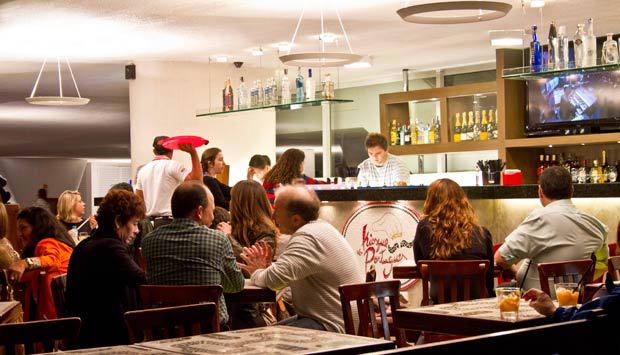 Salão da unidade do Lagoon tem vista para a Lagoa Salão da unidade do Lagoon tem vista para a Lagoa