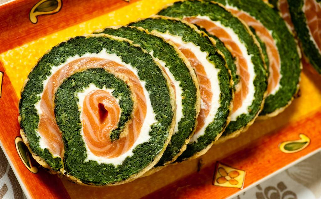 Rocambole de espinafre, salmão e cream cheese: clássico do Fellini Rocambole de espinafre, salmão e cream cheese: clássico do Fellini
