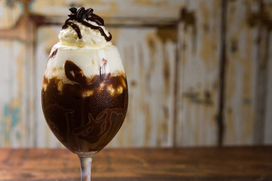 Café gelado com chantilly e calda de chocolate Café gelado com chantilly e calda de chocolate