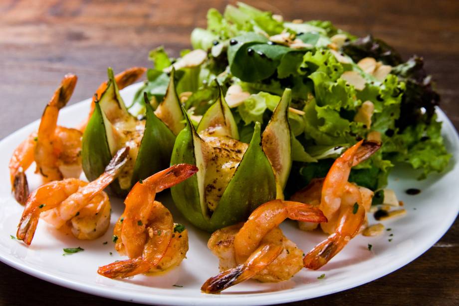 Salada com figo e camarões do Santa Satisfação Salada com figo e camarões do Santa Satisfação