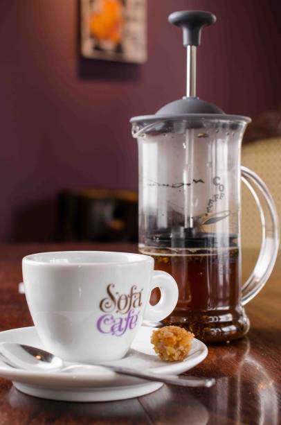 Café coado na French Press: novidade do Sofá Café