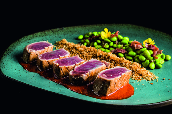 Atum ao molho de goji berry e edamame com presunto cru Atum ao molho de goji berry e edamame com presunto cru