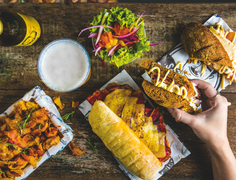 Convite à gula: o menu elenca doze sanduíches, entre eles o pedido batizado com o nome da casa (R$ 28,00)