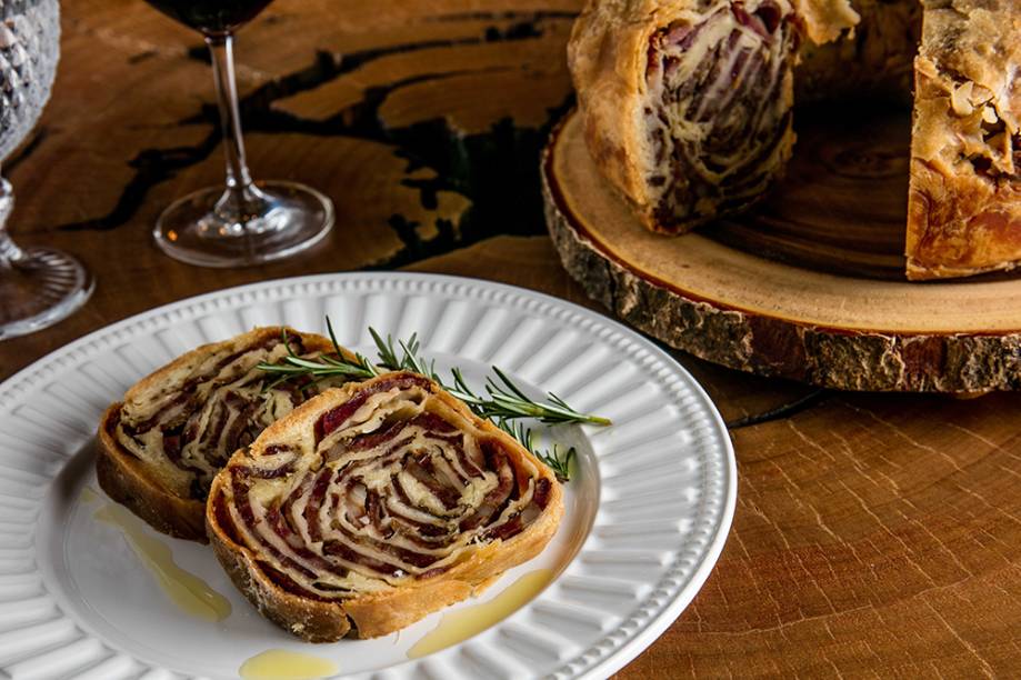 Presunto cru, queijo brie e maionese de brasa: boa opção do menu