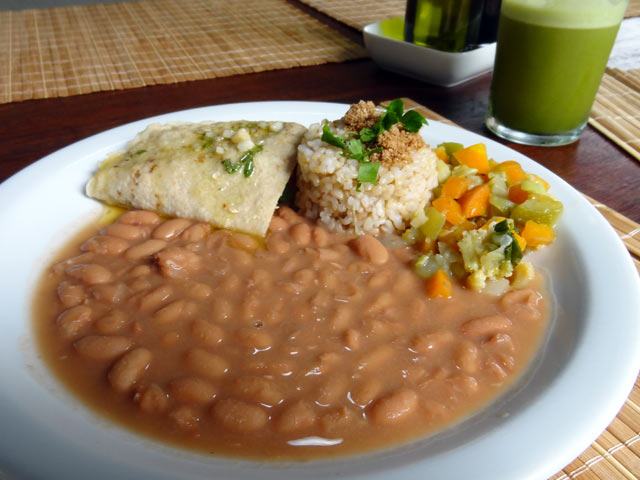 Panqueca ao pesto, jardineira de legumes, feijão manteiga à mineira e arroz integral com gersal