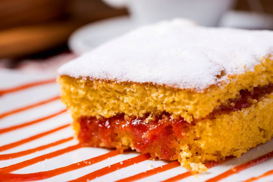 Bolo de fubá recheado de goiabada cremosa Bolo de fubá recheado de goiabada cremosa