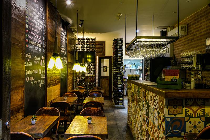 No ambiente descontraído, o valor das taças exibidas no quadro-negro cai na happy hour