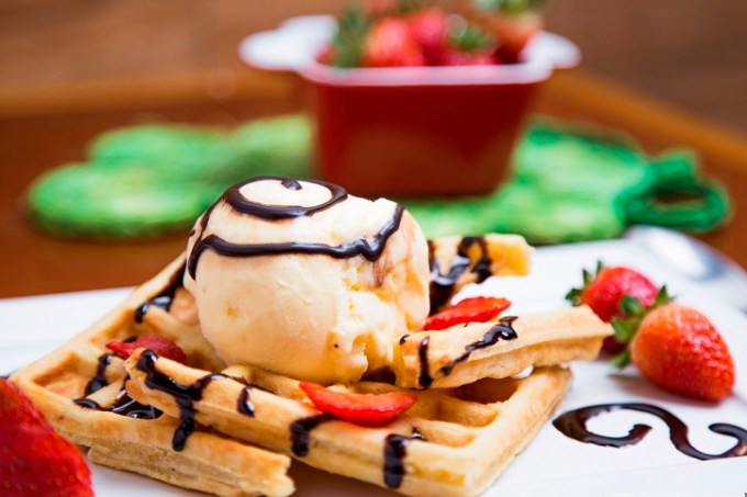 Suqueria_Waffle com morango, sorvete e calda de chocolate Cred