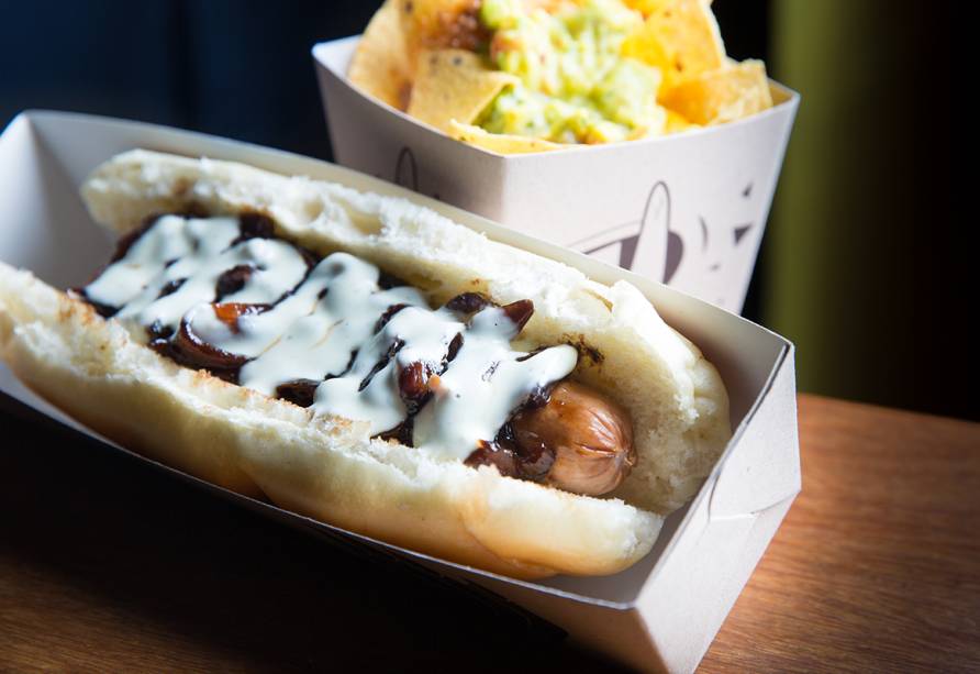 A sugestão de salsicha viena com compota de cebola-roxa e molho de gorgonzola A sugestão de salsicha viena com compota de cebola-roxa e molho de gorgonzola