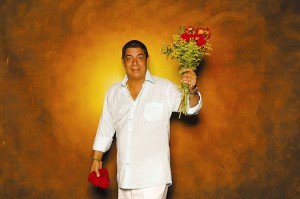 Zeca, em foto de Adriana Lins: flores em vida