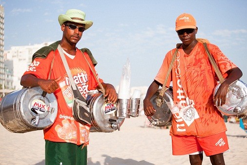 Vendedores de mate na praia são patrimônio do Rio