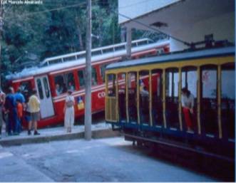Com a reativa&ccedil;&atilde;o do trecho at&eacute; o Silvestre, fechado ap&oacute;s o sucessivo roubo de cabos, o bondinho far&aacute; integra&ccedil;&atilde;o com o trem do Corcovado, como mostra a imagem antiga da empresa Central Log&iacute;stica, respons&aacute;vel pela recupera&ccedil;&atilde;o do meio de transporte<br>