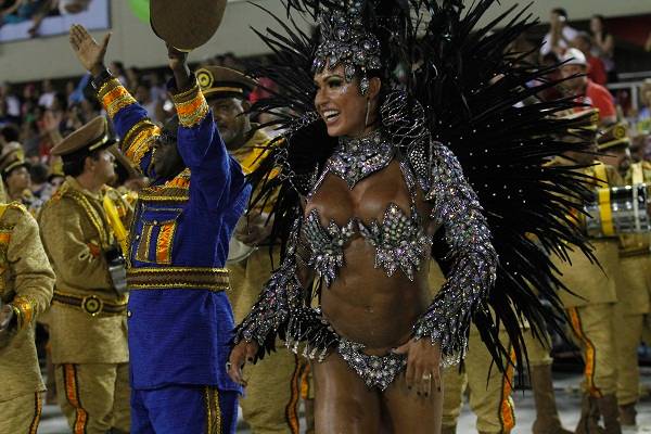 O desfile da escola marcou a estreia da rainha Gracyanne Barbosa &agrave; frente da bateria. O costeiro com 500 penas de fais&atilde;o e cristais que a modelo iria usar quebrou ainda no setor um da avenida. A bela acabou desfilando com uma vers&atilde;o mais simples do adere&ccedil;<br>