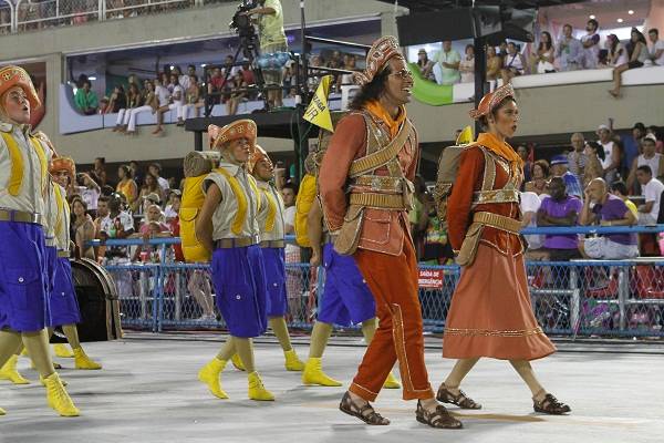 A comiss&atilde;o de frente inovou ao dar vida &agrave;s sanfonas de Gonzag&atilde;o nas acrobacias de um ginasta romeno. A coreografia foi assinada por Priscilla Mota e Rodrigo Negri, bailarinos solistas do Theatro Municipal do Rio de Janeiro.<br>