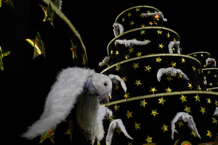 Carro Asa Branca, último a desfilar, trouxe foliões fantasiados de pássaro em uma homenagem à música de Luiz Gonzaga<br> Carro Asa Branca, último a desfilar, trouxe foliões fantasiados de pássaro em uma homenagem à música de Luiz Gonzaga<br>