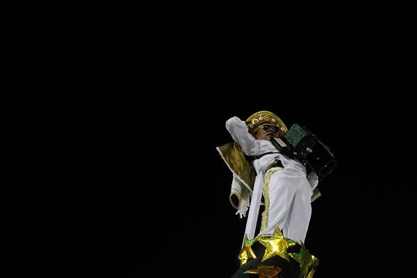 Erguido por uma grua, integrante da Unidos da Tijuca foi &agrave;s alturas representando Luiz Gonzaga.<br>
